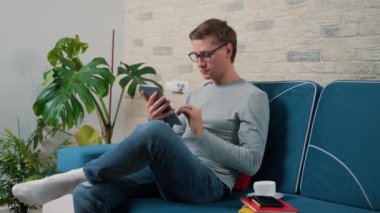 Tablet bilgisayar ile çalışan genç adam, Yaşam Tarzı konsepti.