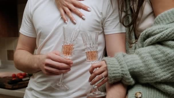 Close-up de um casal romântico que gosta de um copo de vinho e relaxar na cozinha. — Vídeo de Stock