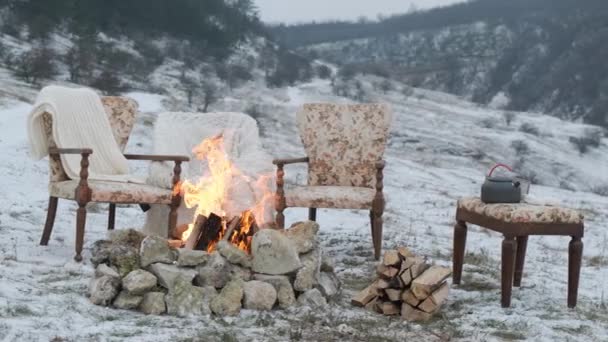 Vuur op de sneeuw met de comfortabele fauteuils voor een mooi koppel. — Stockvideo