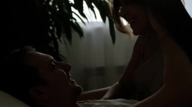 Çiftler eğleniyor. Birbirlerine sevgi ve tutkuyla bakıyorlar..