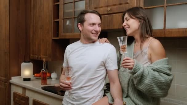 Romantisk par som nyter et glass vin og slapper av på kjøkkenet. – stockvideo