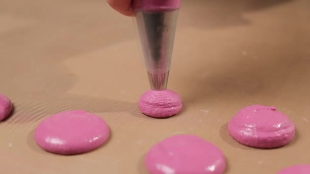 Chef make of a macaroons, pour the filling on the baking paper. — Stock Video