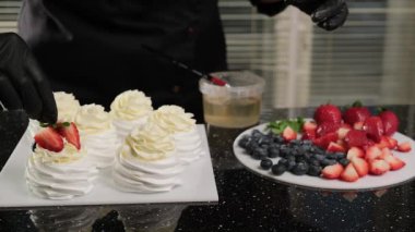 Pasta şefi Anna Pavlovas 'a taze meyve ve nane yapraklarıyla süsledi..