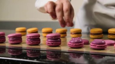 Pasta şefi çilek kremalı makaron yapıyor..