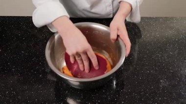 Pasta şefi hamuru paslanmaz çelik bir kasede hazırlar..