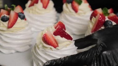 Pasta şefi Anna Pavlovas 'a taze meyve ve nane yapraklarıyla süsledi..