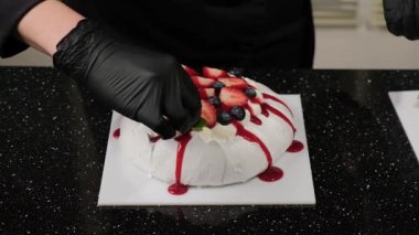 Pasta şefi Anna Pavlovas 'a taze meyve ve nane yapraklarıyla süsledi..