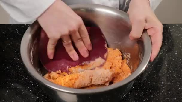 Šéf pečiva míchá těsto pro makarony v misce z nerezové oceli. — Stock video