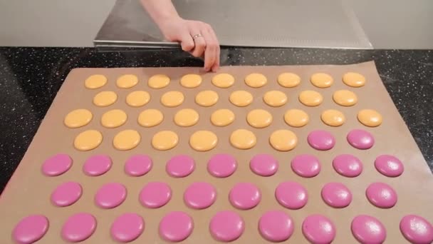 Chef make of a macaroons, prepared on the baking sheet to bake them. — Stock Video