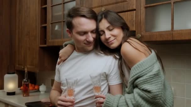Romantikus fiatal pár, akik élvezik a bort, a nő ajándékot ad neki.. — Stock videók