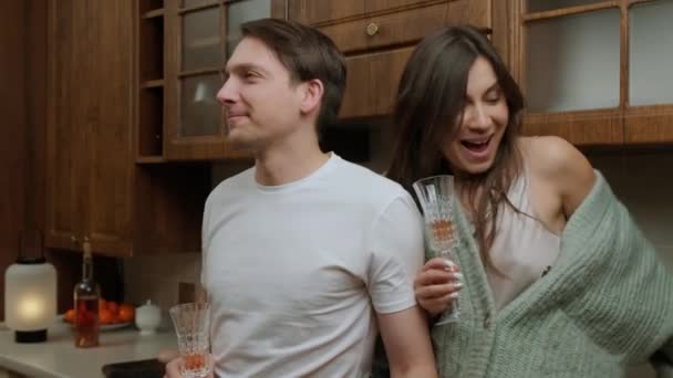 Gelukkig jong paar dat geniet van een glas wijn, vrouw geven geschenk aan hem. — Stockvideo