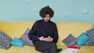 Akıllı telefon tutan, mektup yazan, sosyal medyada sohbet eden bir kadın..