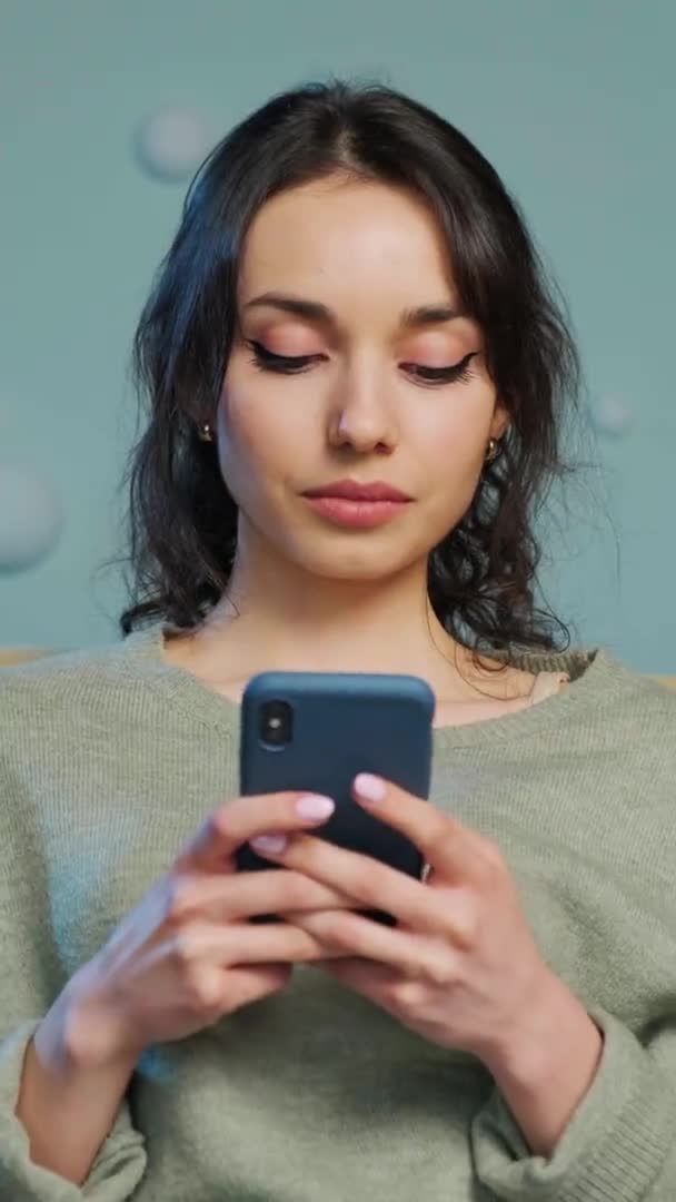 女人拿着智能手机，在社交媒体上聊天. — 图库视频影像