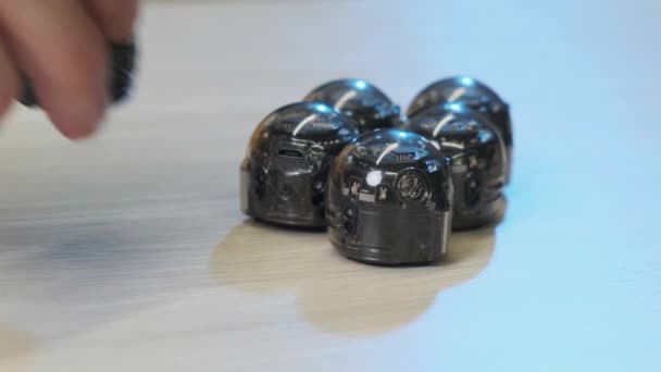 Nahaufnahme eines sechs Ozobot, Mini-Roboters für die nächste Generation von Schöpfern. — Stockvideo