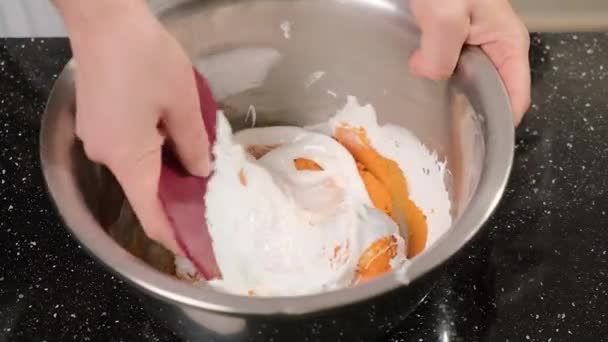 De banketbakker mengt het deeg voor de macarons in een roestvrijstalen kom. — Stockvideo