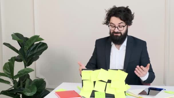 彼の机で快適な髭の男は、ビデオ通話会議を持っている. — ストック動画