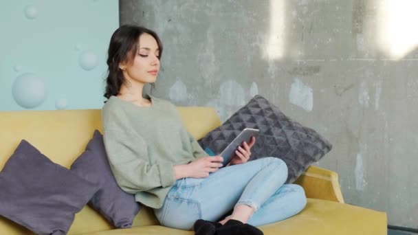 Elinde tablet olan ve komik bir video izleyen bir kadın sosyal medyada sohbet ediyor.. — Stok video
