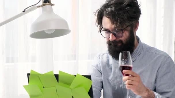 Tipos de homem e enhoy um copo de vinho e olha feliz para a tela do computador. — Vídeo de Stock