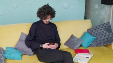 Akıllı telefon tutan, mektup yazan, sosyal medyada sohbet eden bir adam..