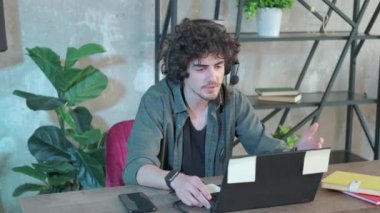 Bilgisayarlı ve mikrofonlu yardım hattı çalışanını işte destekle.