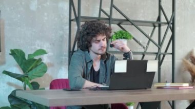 Bilgisayarlı ve mikrofonlu yardım hattı çalışanını işte destekle.