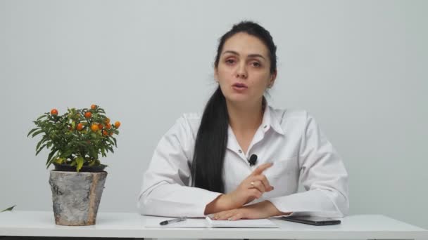 Nutricionista hablando en video chat usando teléfono móvil en el trabajo, consulta en línea. — Vídeos de Stock