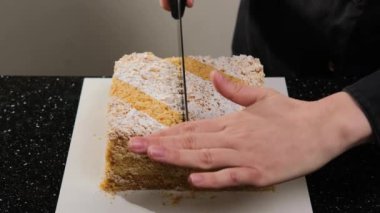 Pasta şefi Napolyon kekini iki eşit parçaya ayırır..