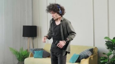 Müzik dinleyen, dans eden, şarkı söyleyen, çalan, mutlu ve çılgın bir adam..