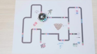 Yeni nesil yaratıcılar için mini robotlar iş başında.