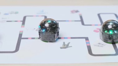 Yeni nesil yaratıcılar için mini robotları kapat..