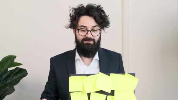 Hombre barbudo teniendo una videoconferencia, tratando de explicar algo. — Vídeos de Stock