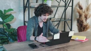 Bilgisayarlı ve mikrofonlu yardım hattı çalışanını işte destekle.