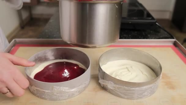 Mujer manos organiza crema de pastel en molde de pastel utilizando una espátula de metal. — Vídeos de Stock