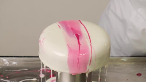 Chef de pastelaria decorar um bolo de mousse com um esmalte espelho com chocolates artesanais. — Vídeo de Stock