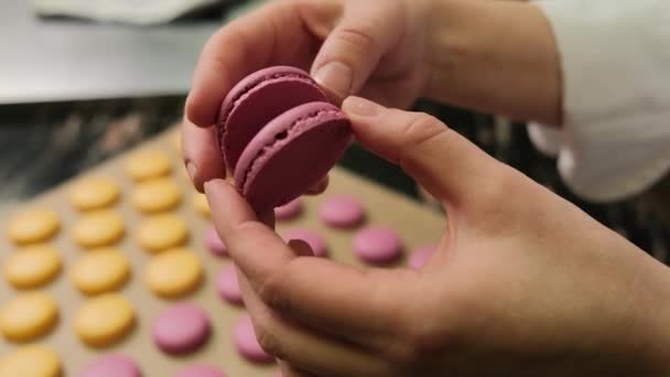 Chef-kok van een macaroon, bereid op de bakplaat na het bakken. — Stockvideo