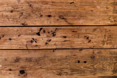 Eski ahşap masa koyu renk arka plan görüntüsü. Tahtayı kırdım.