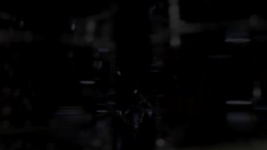 Kamera hareketi. İki bardak köpüklü su. Cam kabarcıklarda köpüklü su yükselir. Arka planda sönmüş Bokeh Noel ışıkları yanıp sönüyor.