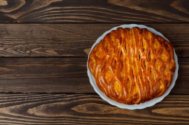 Ahşap bir masada taze pişmiş turta. Evde yemek pişir. Balkabağı turtası. sağlıklı yiyecekler.