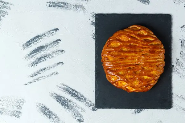 Frisch Gebackener Kuchen Auf Einem Betontisch Rustikalen Stil Kochen Hause — Stockfoto