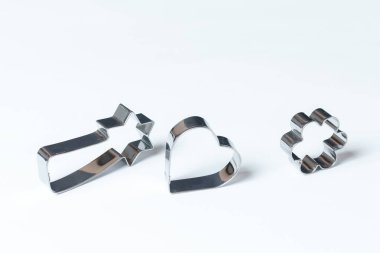 Kurabiye keskisi. Evde yemek pişir. Açık arkaplanda çerez kesiciler.