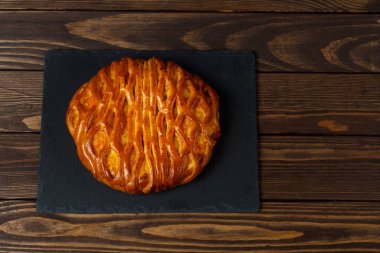 Ahşap bir masada taze pişmiş turta. Evde yemek pişir. Balkabağı turtası. sağlıklı yiyecekler.