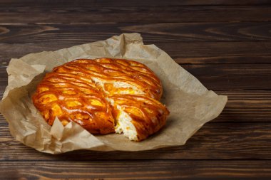 Masadaki ambalaj kağıdında taze ev yapımı kekler. Tahta masadaki kabak turtası..