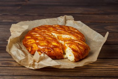 Masadaki ambalaj kağıdında taze ev yapımı kekler. Tahta masadaki kabak turtası..