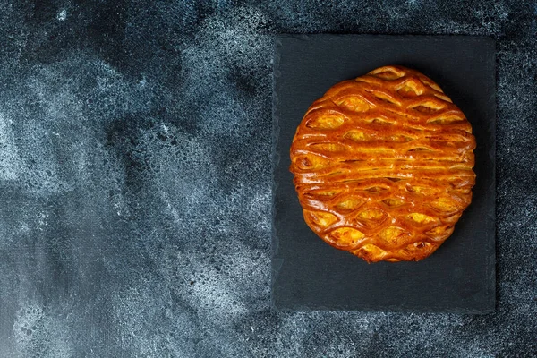 Frisch Gebackener Kuchen Auf Einem Dunklen Betontisch Rustikaler Stil Kochen — Stockfoto