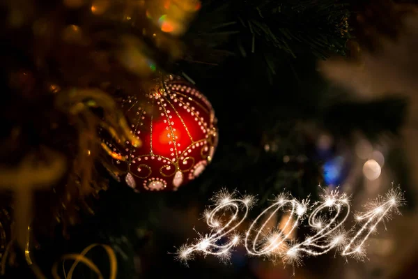 2021 Bright Numbers Sparklers Banner Numbers 2021 Decorated Christmas Tree — Stock Photo, Image