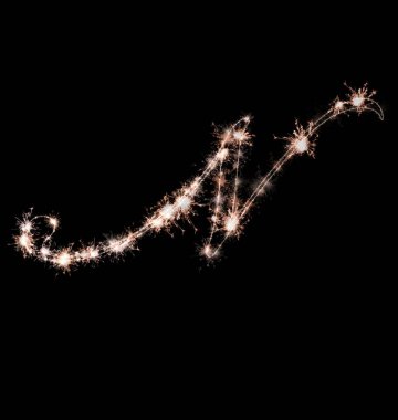 Bengal ışıklarının kıvılcımlarından yapılmış harf siyah bir arkaplanda izole edilmiş. güzel harfler.