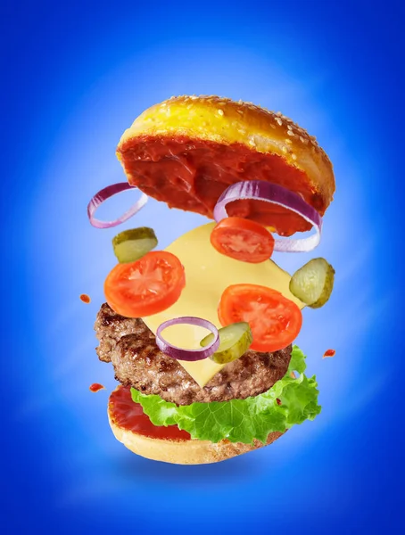 Létající Burger Modrém Pozadí Reklamní Plakát Koncept Sýr Kotlety Salát — Stock fotografie