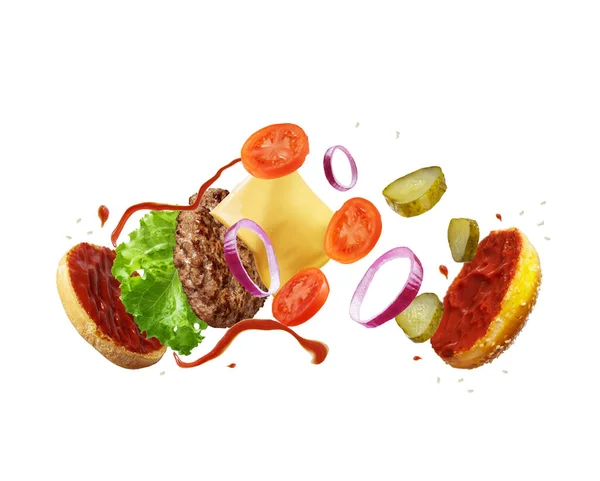Uçan elementli burger. Yiyecek uçurma konsepti. Uçan burger beyaz arka planda izole edilmiş. Peynir, pirzola, marul, domates, ketçap, soğan havada yüzer..