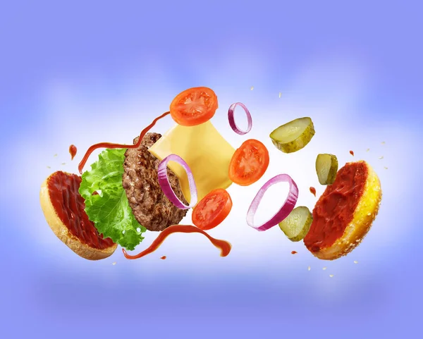 Burger Met Vliegende Elementen Voedsellevitatie Concept Vliegende Hamburger Een Pastelblauwe — Stockfoto