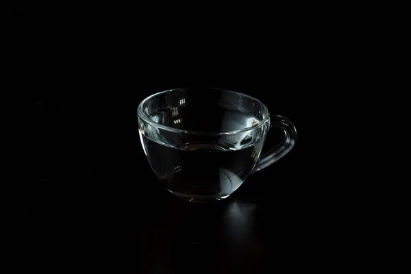 Taza Vidrio Transparente Con Agua Sobre Fondo Oscuro Beber Una —  Fotos de Stock